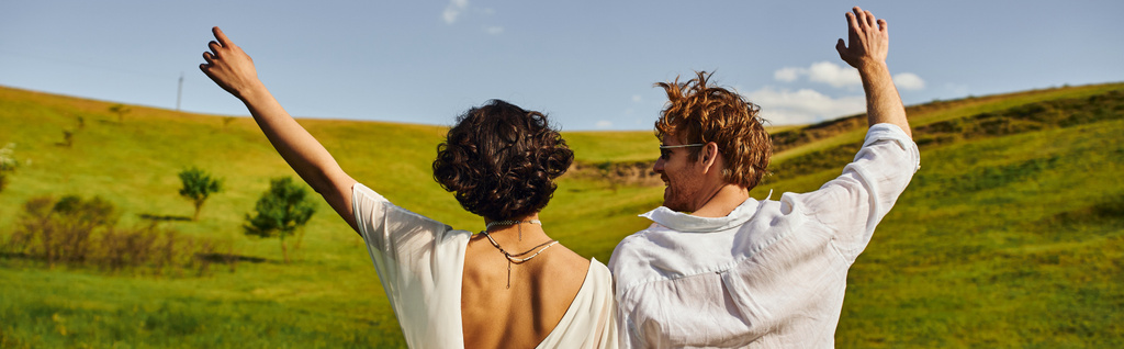 невеста в свадебном платье, держась за руки со счастливым женихом в поле, просто женатая пара, баннер - Фото, изображение
