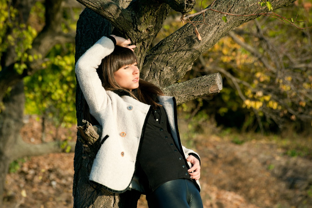 Dziewczyna pozuje w parku jesień - Zdjęcie, obraz