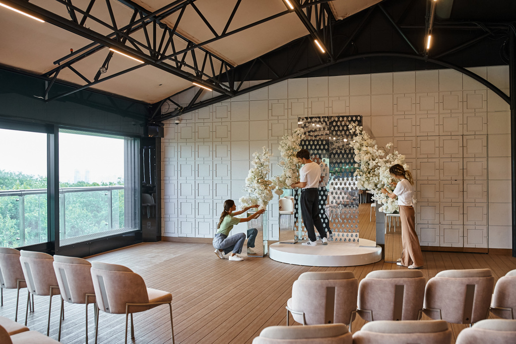 equipo de decoradores que arreglan la composición floral blanca en la sala de banquetes moderna, el trabajo creativo - Foto, Imagen