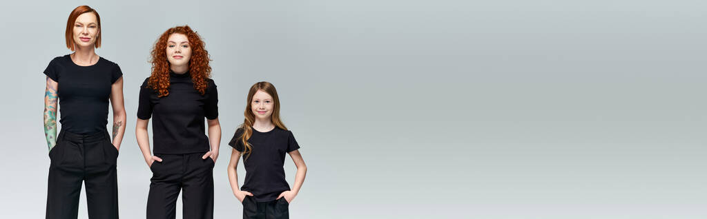 покоління, щаслива сім'я позує руками в кишенях у відповідному вбранні на сірому тлі, банер - Фото, зображення