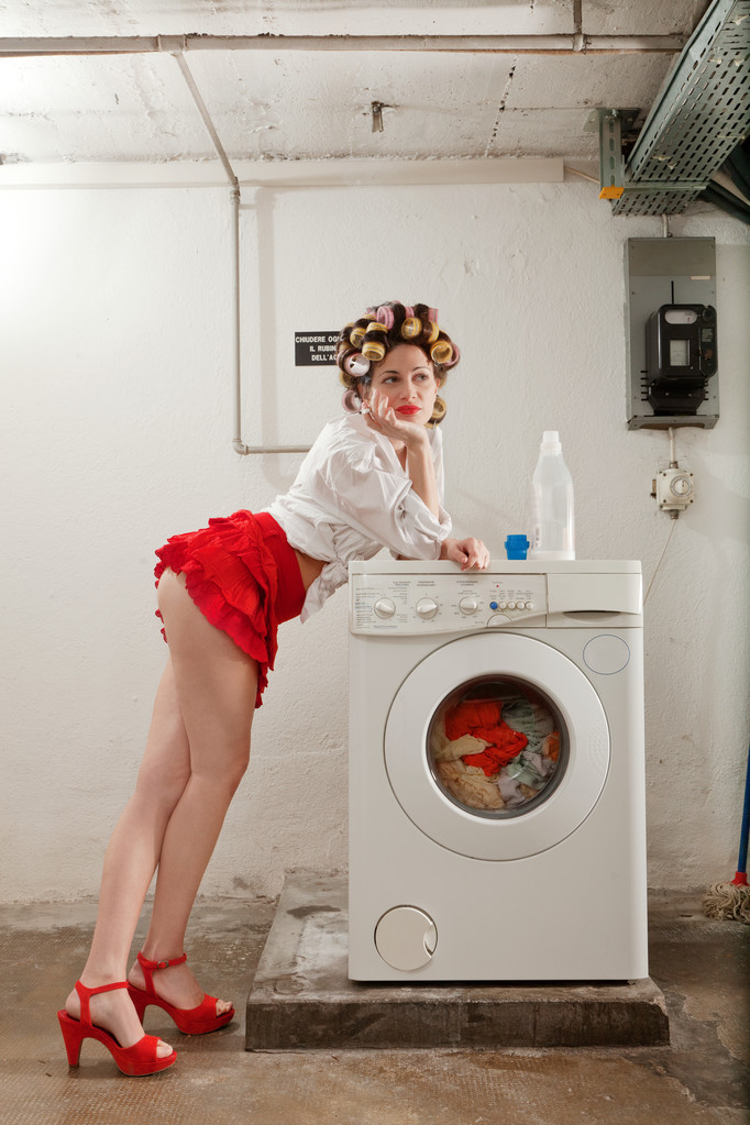 femme au foyer ennuyé dans la blanchisserie
 - Photo, image