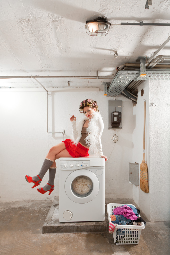 Znudzona gospodyni w pralni - Zdjęcie, obraz