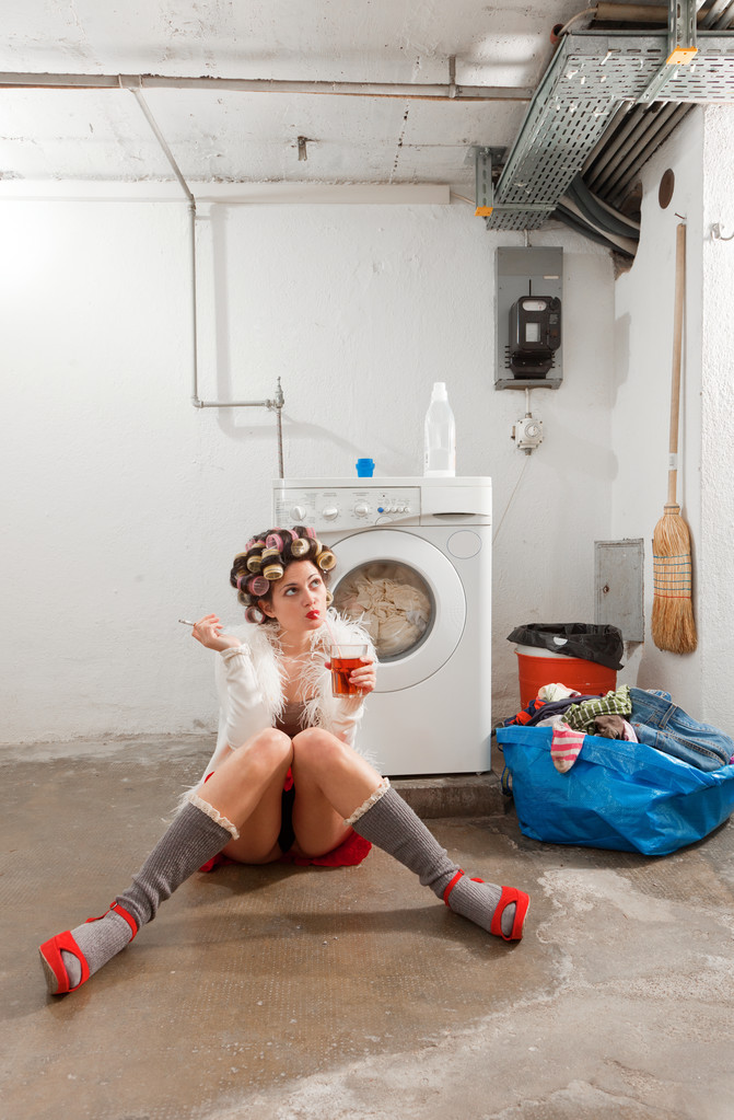 Znudzona gospodyni w pralni - Zdjęcie, obraz