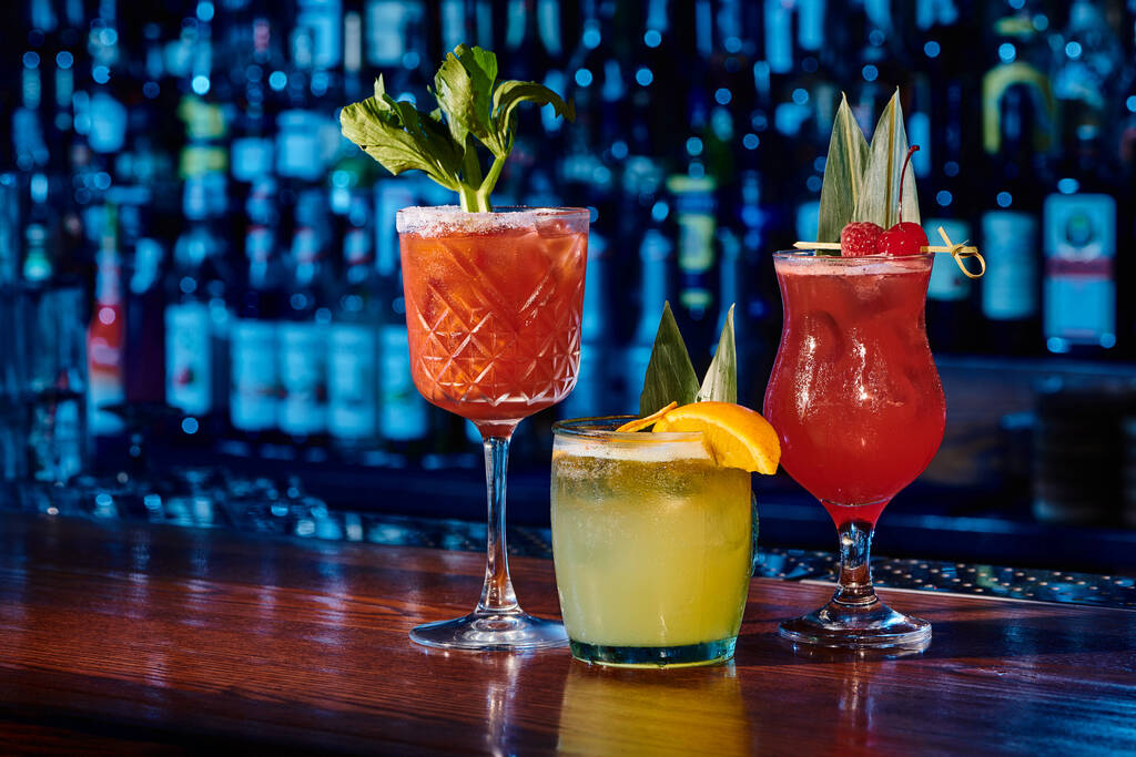 ποτήρια των τριών διαφορετικών δροσιστικά κοκτέιλ με διακοσμήσεις στον πάγκο μπαρ, έννοια - Φωτογραφία, εικόνα