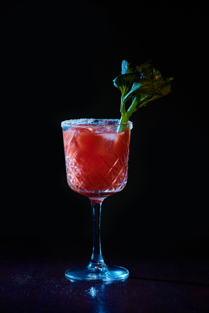 δροσιστικό blood mary cocktail με πάγο και σέλινο σε μαύρο φόντο, concept - Φωτογραφία, εικόνα