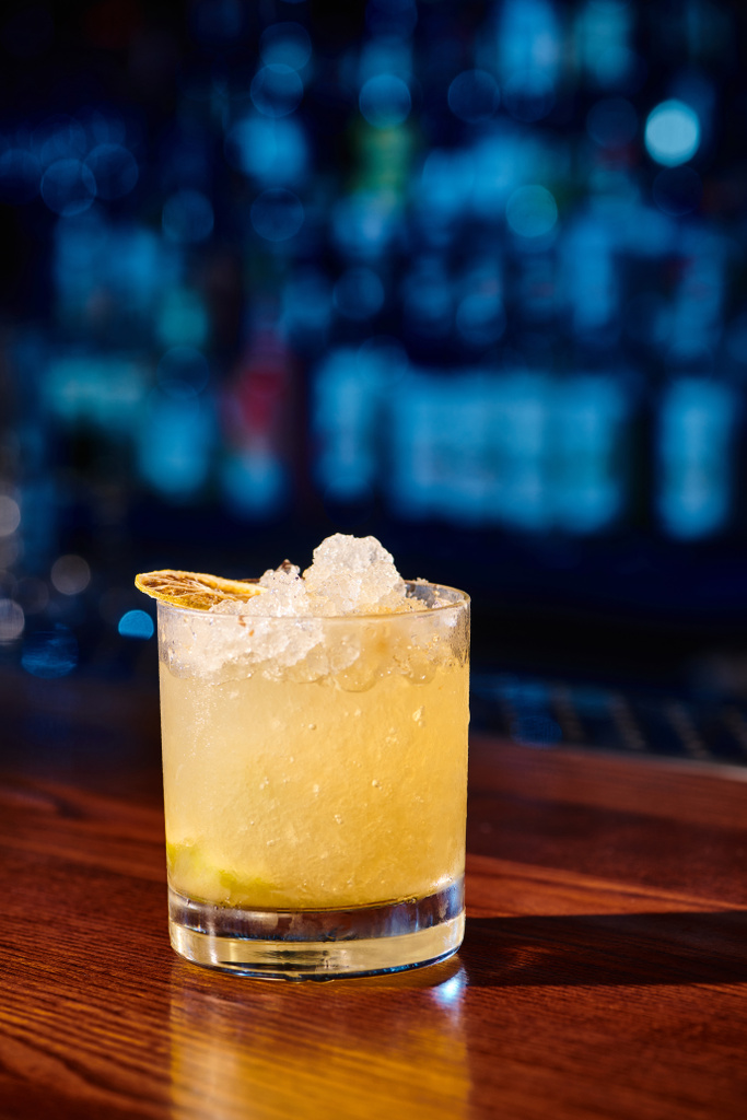 verre de caïpirinha rafraîchissant glacé avec garniture de citron avec bar sur fond, concept - Photo, image