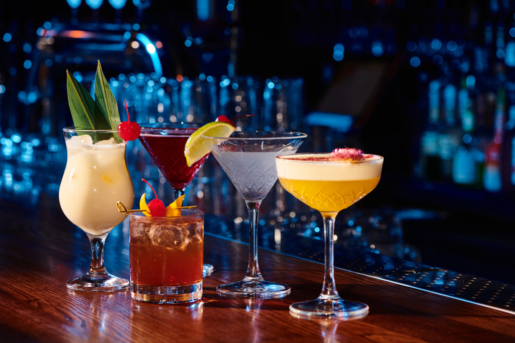 Set erfrischender köstlicher Cocktails mit frischer Dekoration auf der Theke, Konzept - Foto, Bild