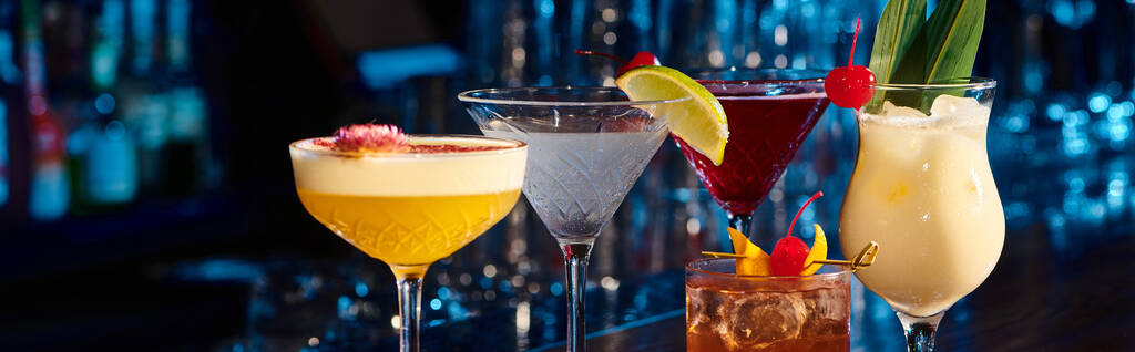 rinfrescante set di deliziosi cocktail guarniti con ghiaccio e frutta, concept, banner - Foto, immagini