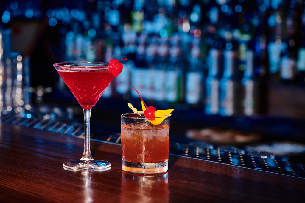 cocktail esotici sofisticati decorati con ciliegie con bar sullo sfondo, concetto - Foto, immagini