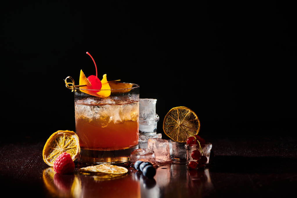 jano vaimentaa negroni koristeltu cocktail kirsikka mustalla pohjalla, käsite - Valokuva, kuva