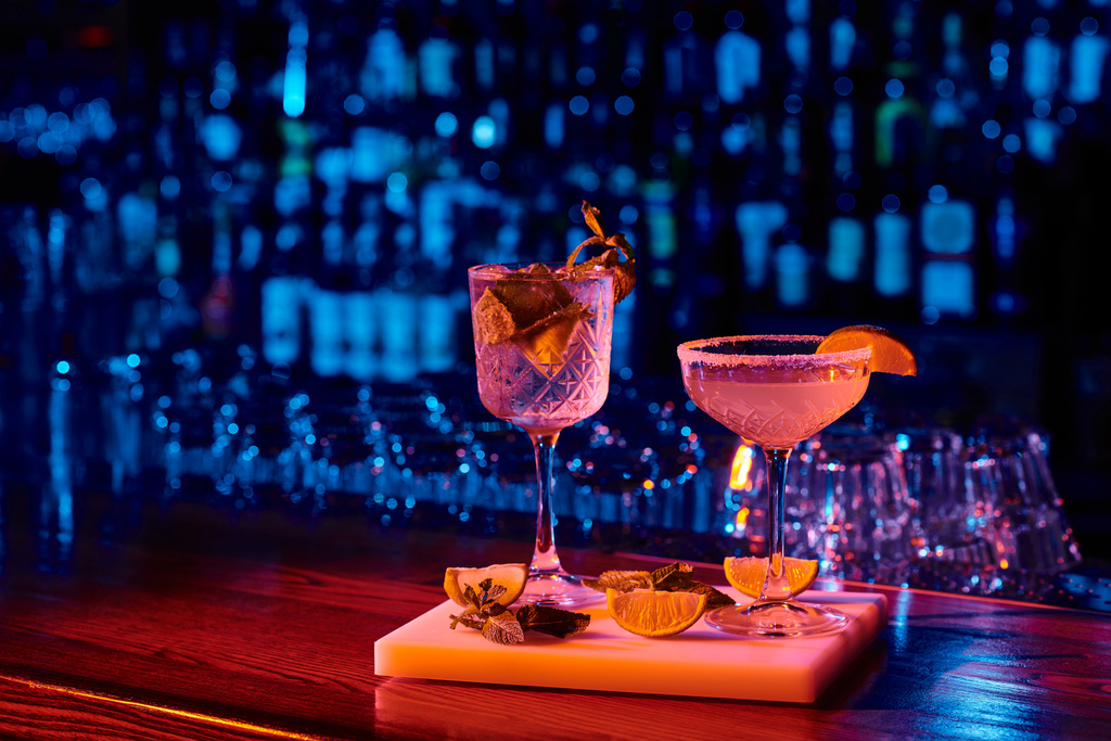 verfijnd glas heerlijke cocktails met garnituren op bar teller, concept - Foto, afbeelding