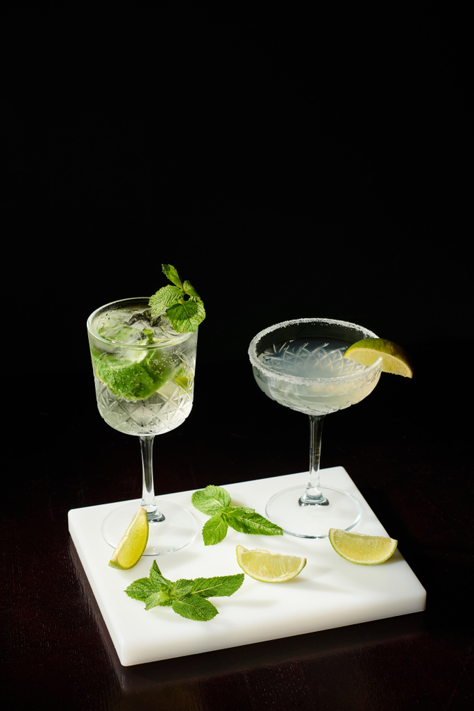 estetická žízeň uhasí koktejly v ledových sklenicích na černém pozadí, koncept - Fotografie, Obrázek