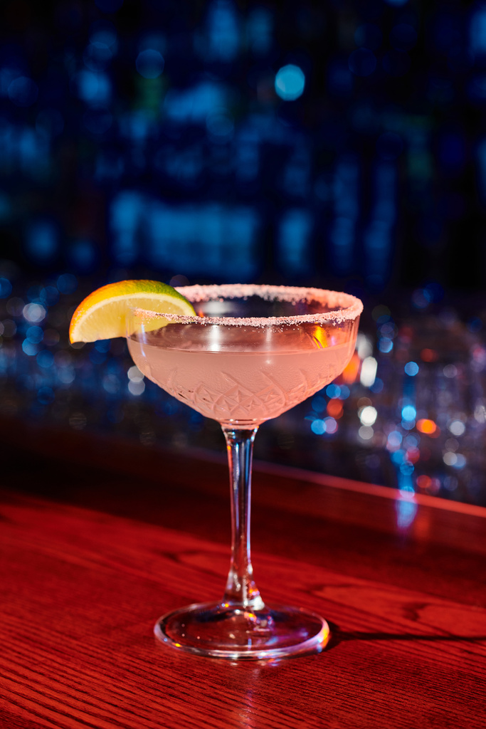 žízeň uhašení ledové margarita koktejl s limetkou s barovým pozadím, koncept - Fotografie, Obrázek