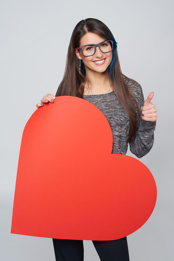 Женщина в форме большого сердца
 - Фото, изображение