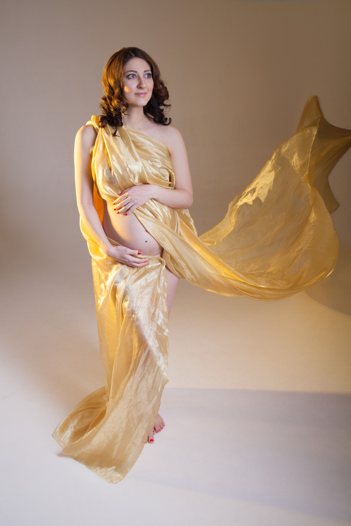 Mujer embarazada joven con tela transparente
. - Foto, Imagen