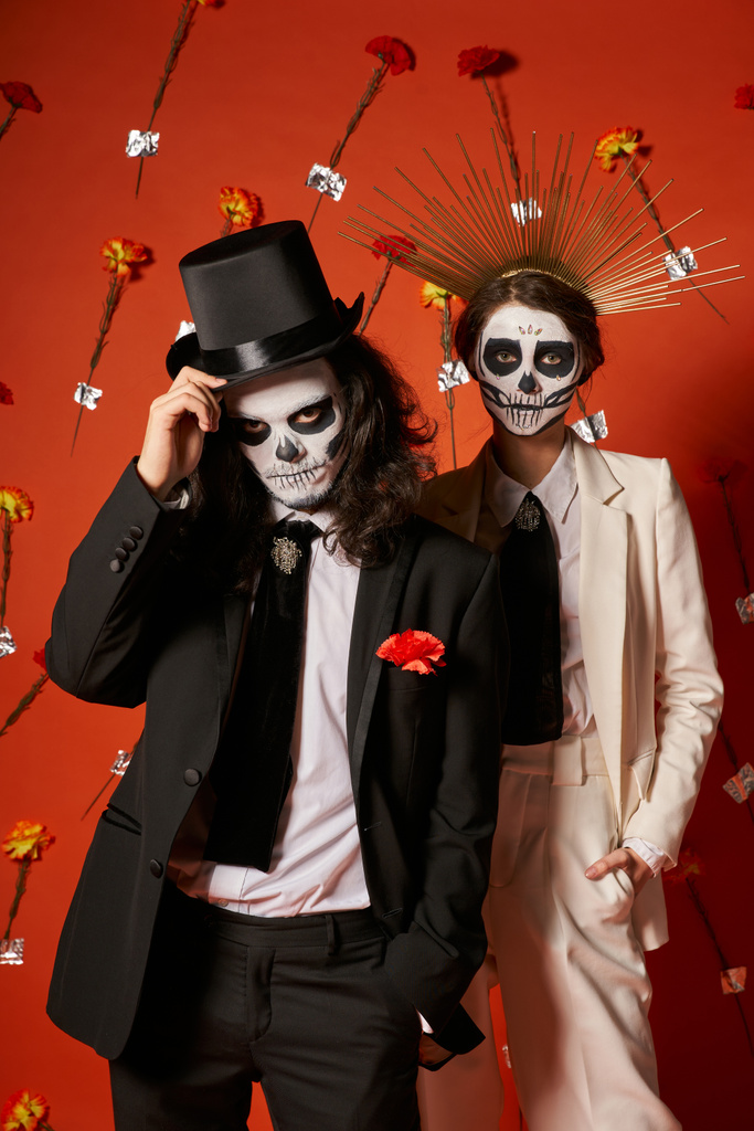 Kafatası makyajlı zarif bir çift ve kırmızı arka planda çiçekli şenlikli bir kıyafet, Ölü Parti Günü - Fotoğraf, Görsel