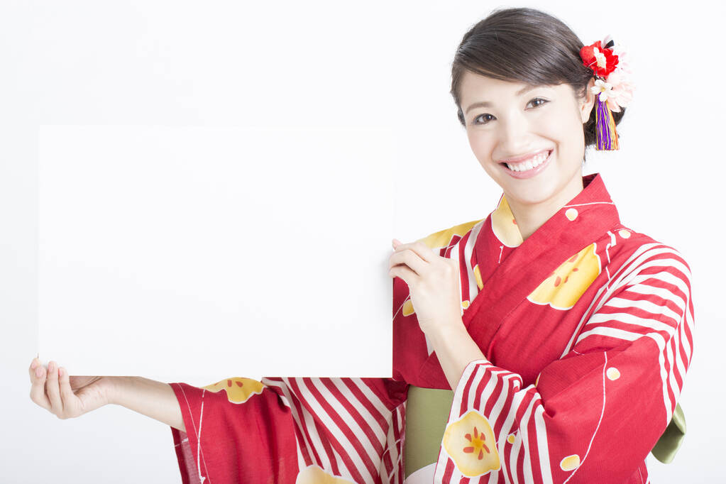 jovem mulher no quimono tradicional segurando cartão em branco - Foto, Imagem