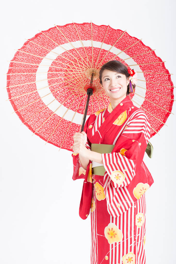 ritratto di bella donna giapponese in kimono con ombrello rosso  - Foto, immagini