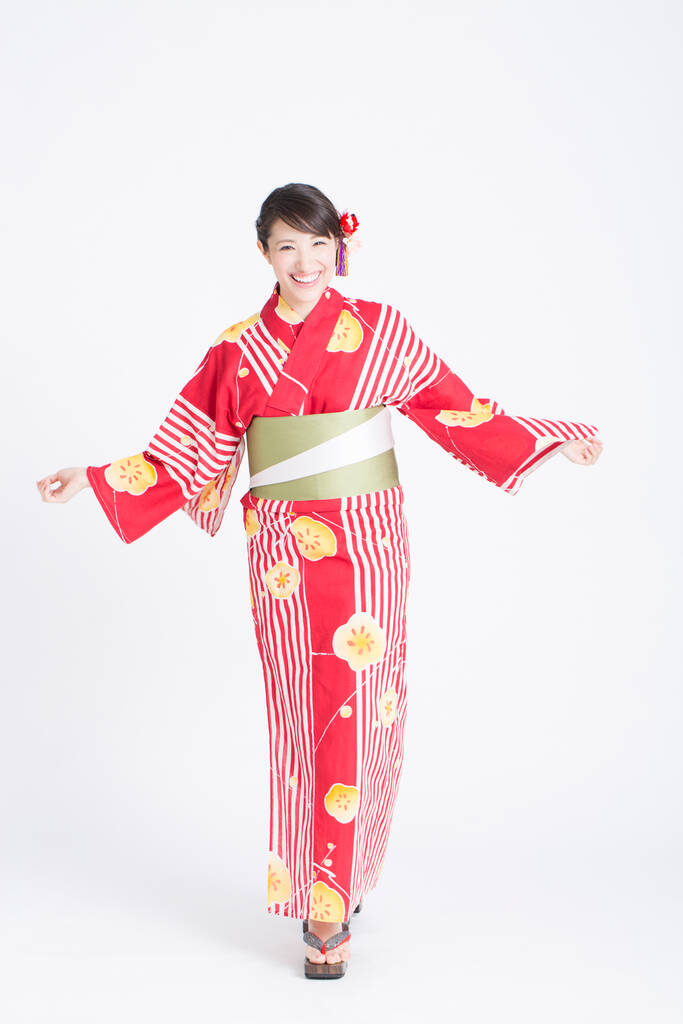 muotokuva kaunis nuori aasialainen nainen perinteinen punainen kimono poseeraa valkoinen studio tausta - Valokuva, kuva