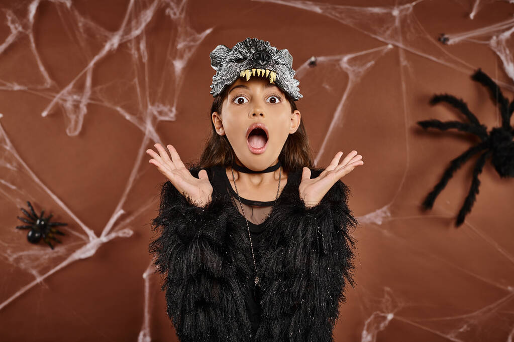 primer plano preadolescente chica buscando horrorizado con las manos levantadas sobre fondo marrón, concepto de Halloween - Foto, imagen