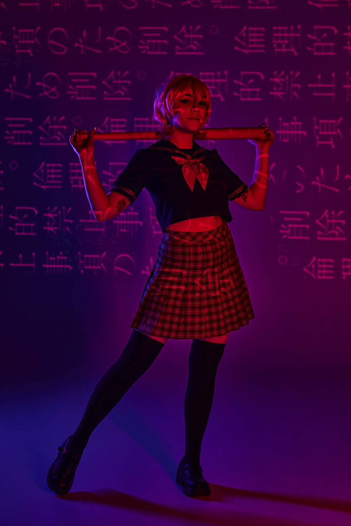 jong anime vrouw in school uniform met honkbal knuppel op neon paars achtergrond met hiërogliefen - Foto, afbeelding