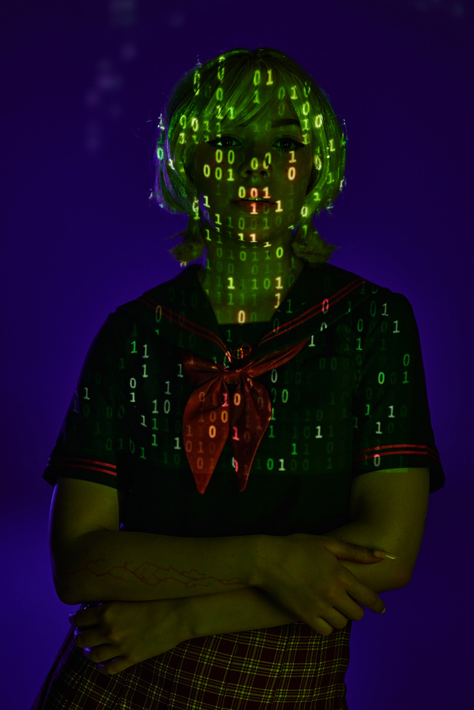 junge Studentin in Neon-Programmiercode-Projektion auf blauem Hintergrund, Cosplay-Charakter - Foto, Bild