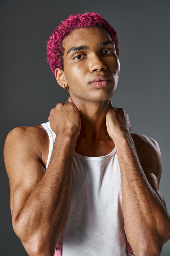 ritratto di giovane afroamericano dai capelli rosa con le mani dietro il collo, la moda e lo stile - Foto, immagini