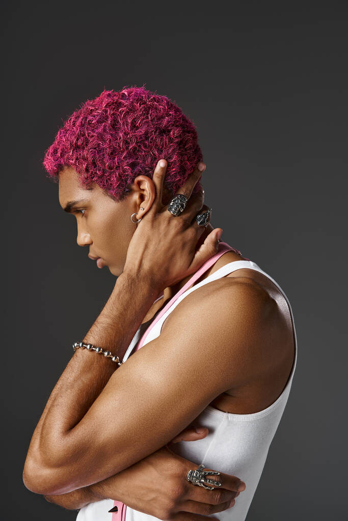 hombre guapo con pelo rosa posando con los brazos cruzados y una mano detrás del cuello, la moda y el estilo - Foto, Imagen