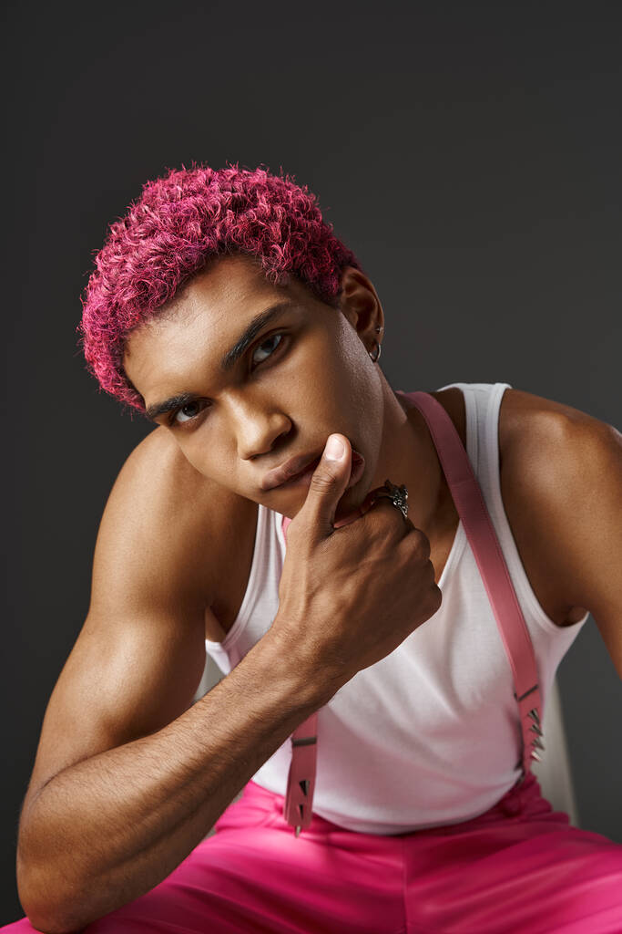 ritratto di un bell'uomo dai capelli rosa in abiti eleganti con mano sulle labbra, concetto di moda - Foto, immagini