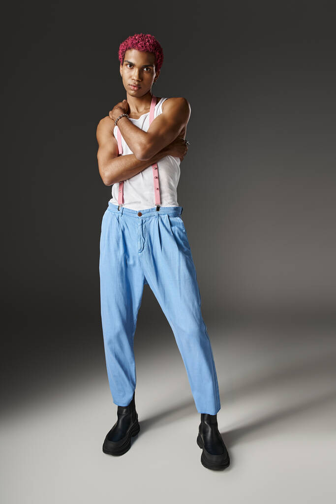 jóképű férfi néz kamera visel kék nadrág karok keresztbe mellkason, divat koncepció - Fotó, kép
