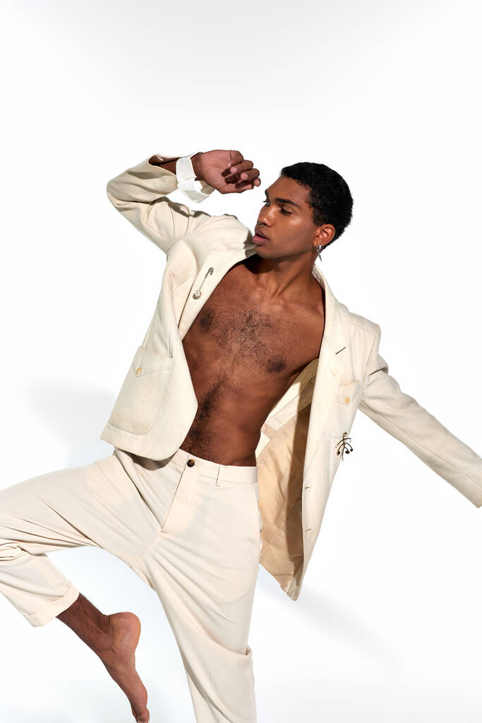 アフリカ系アメリカ人の若いハンサムな男性モデルは,上昇した脚と腕で動くエレガントなスーツで - 写真・画像