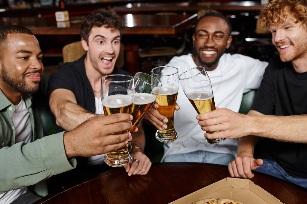 Dört heyecanlı çok kültürlü arkadaş barda bir bardak birayla çakışıyor, erkekler bekarlığa veda partisinde. - Fotoğraf, Görsel