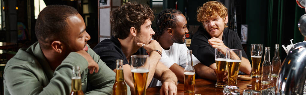 Çok kültürlü erkeklerin birlikte zaman geçirdiği, sohbet ettiği ve bira içtiği pankart. - Fotoğraf, Görsel