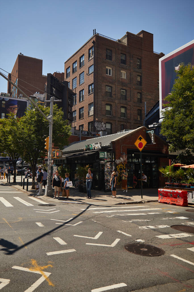 NEW YORK, Yhdysvallat - marraskuu 26, 2022: jalankulkijat odottavat vaihtotiellä liikennevalon lähellä, kaupunkiympäristössä - Valokuva, kuva