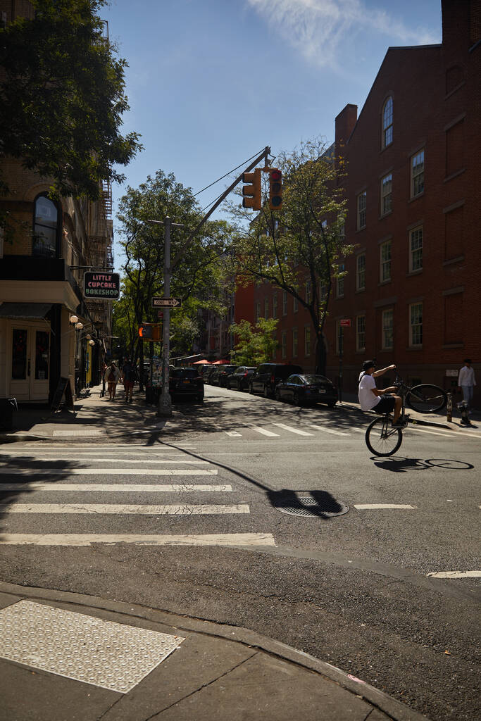 ΝΕΑ ΥΟΡΚΗ, ΗΠΑ - 26 ΝΟΕΜΒΡΙΟΥ 2022: ποδηλάτης κάνει τέχνασμα για ποδήλατο, ενώ διασχίζουν την πόλη δρόμο - Φωτογραφία, εικόνα