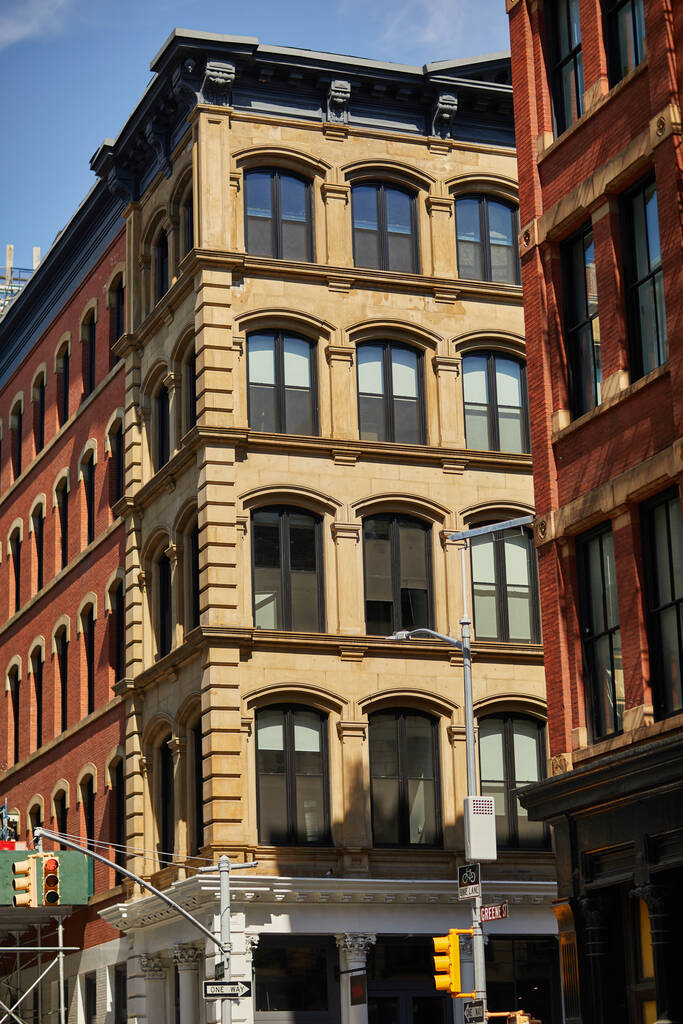 esquina del edificio vintage con ventanas de arco cerca de semáforos en el centro de la ciudad de Nueva York - Foto, imagen