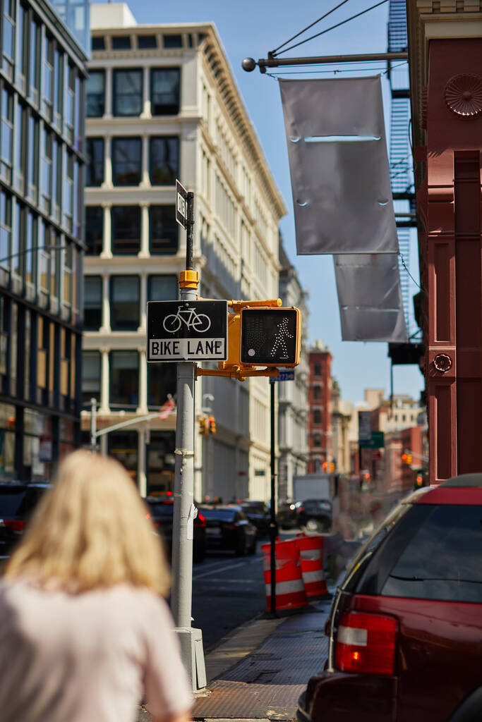 πίσω άποψη του θολή πεζόδρομο με πινακίδα λωρίδα ποδήλατο και φανάρια στην πόλη της Νέας Υόρκης - Φωτογραφία, εικόνα