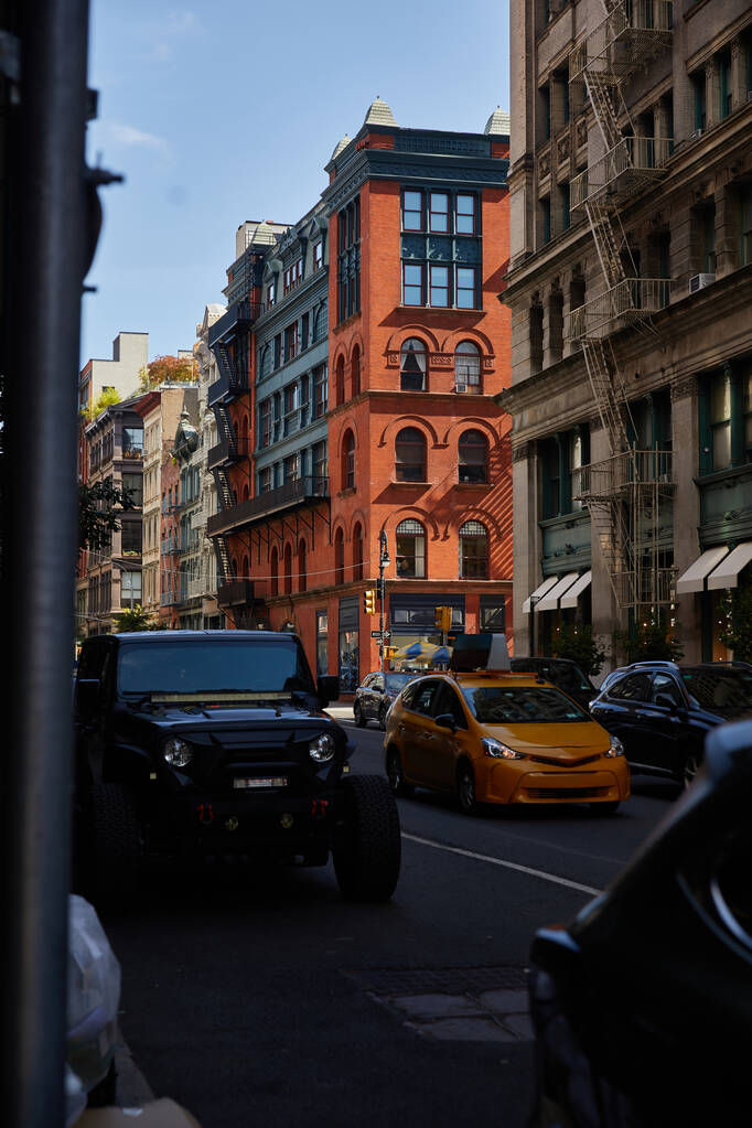 ニューヨーク市のダウンタウン地区のヴィンテージビルと通りを移動する車,ラッシュアワー - 写真・画像