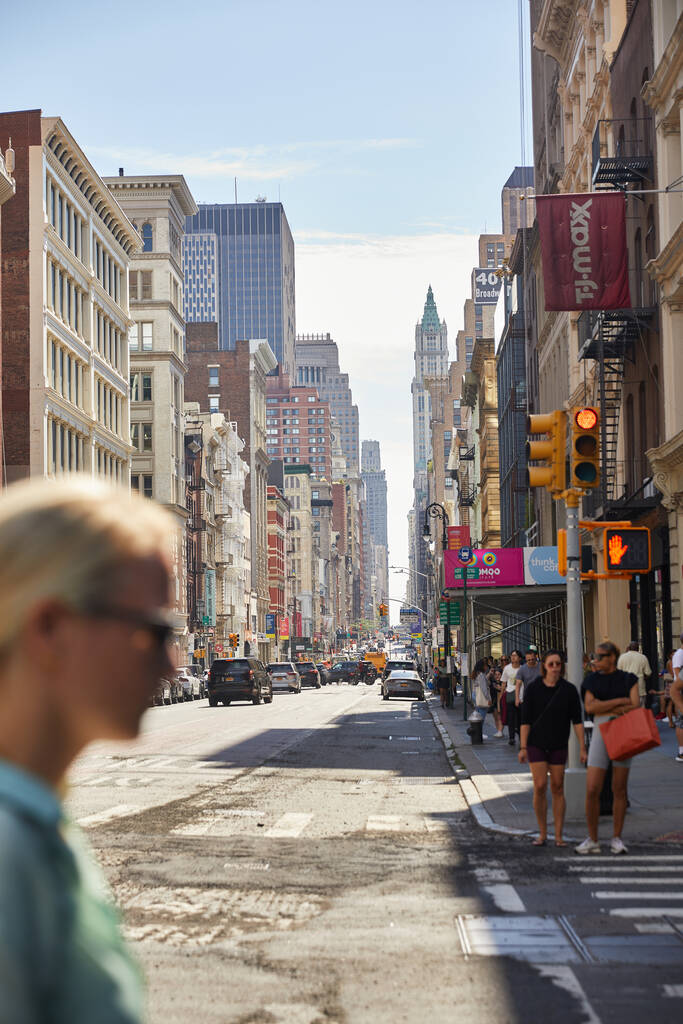 NEW YORK, USA - NOVEMBER 26, 2022: Broadway gyalogosokkal, autókkal és felhőkarcolókkal a háttérben - Fotó, kép