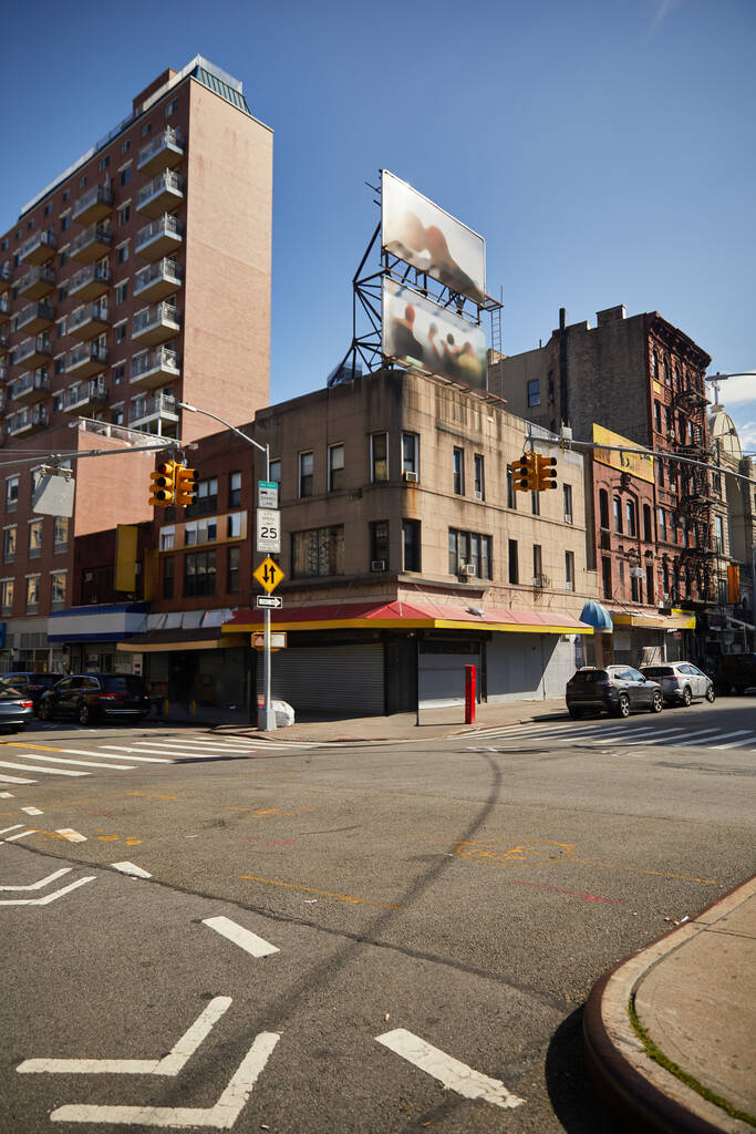 cruce con semáforos en amplia avenida en la ciudad asiática, paisaje urbano de Nueva York - Foto, imagen