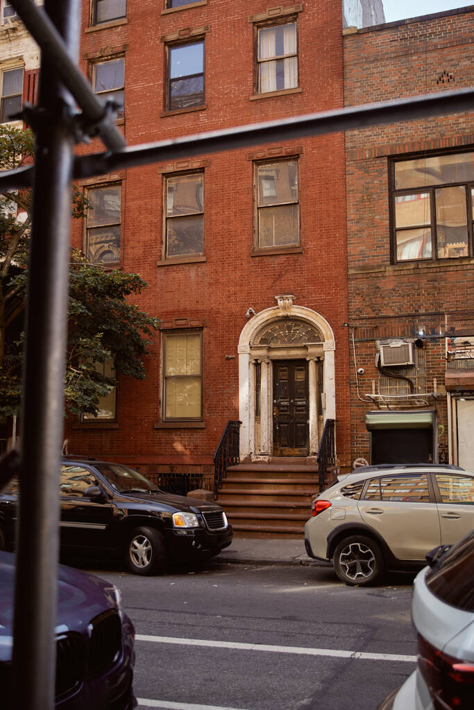 coches cerca de edificio de ladrillo rojo en el icónico distrito de Greenwich Village en la ciudad de Nueva York, escena de la calle - Foto, Imagen