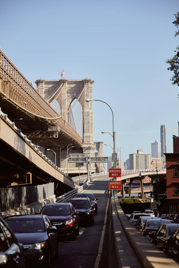 интенсивное движение на знаменитом Бруклинском мосту в час пик в Нью-Йорке, атмосфера мегаполиса - Фото, изображение