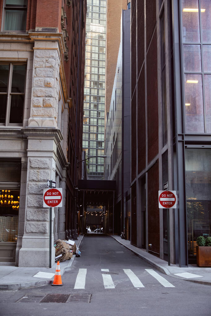 не входити в дорожні знаки між сучасними будівлями на міській вулиці в Нью-Йорку, вуличний пейзаж - Фото, зображення