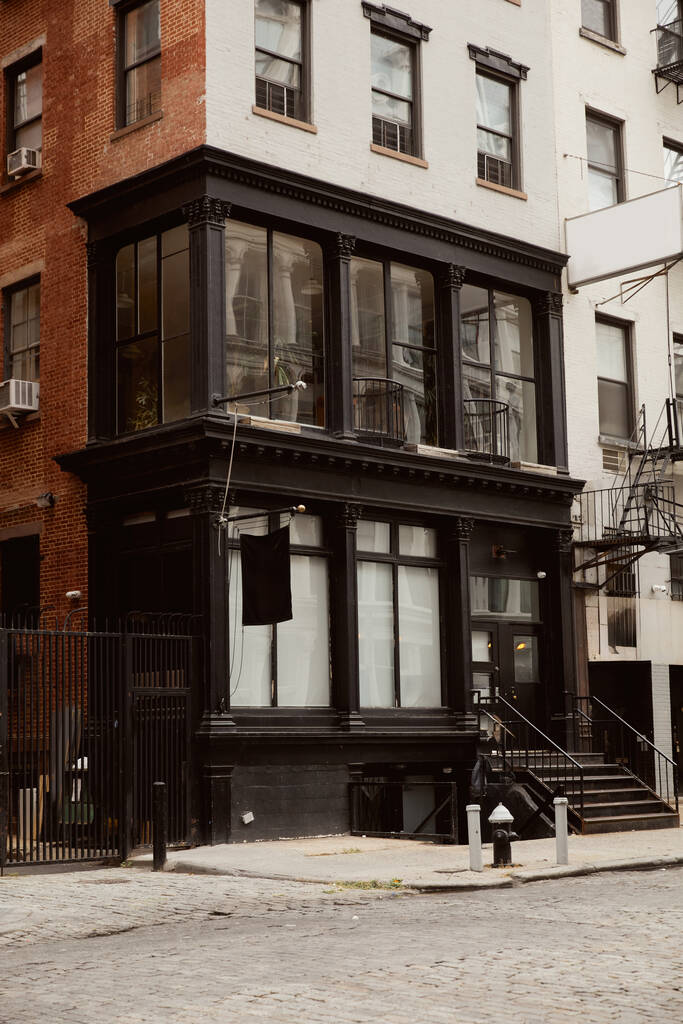 ceglany budynek z dużymi oknami na fasadzie czarno-białej w Nowym Jorku, architektura miejska - Zdjęcie, obraz