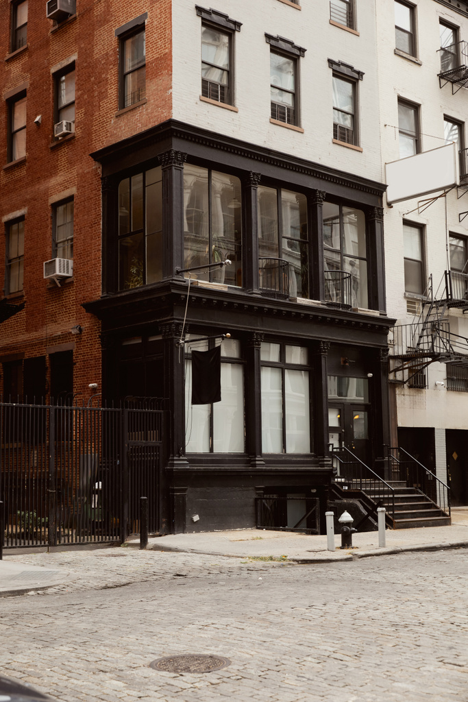 цегляна будівля з чорно-білим зовнішнім виглядом і великими вікнами в нью-йоркському місті, міська архітектура - Фото, зображення