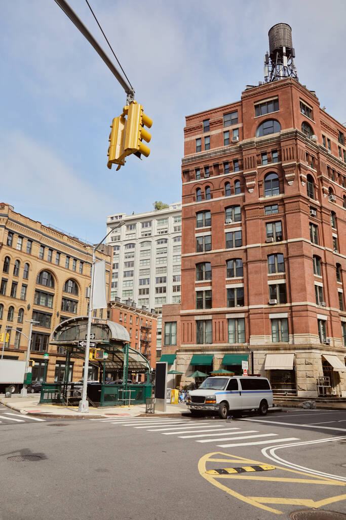 Нью-Йоркська вулиця з сучасними і старовинними будівлями біля перехрестя з світлофорами - Фото, зображення