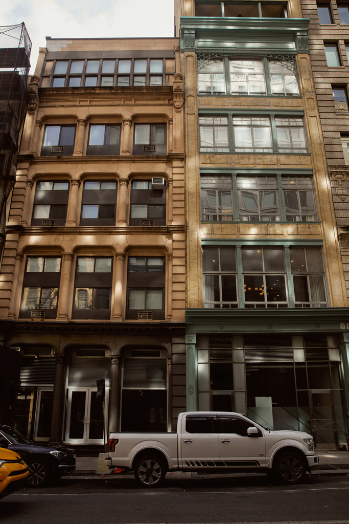 New York caddesi, modern arabalarla taştan binalar boyunca ilerleyen büyük pencereli - Fotoğraf, Görsel