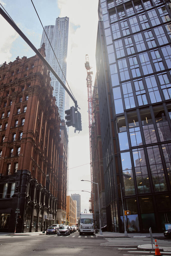 φανάρια και σταυροδρόμι σε ευρεία λεωφόρο με σύγχρονα και vintage κτίρια στη Νέα Υόρκη - Φωτογραφία, εικόνα