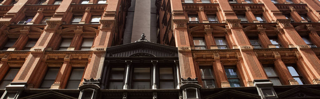 nízký úhel pohledu na kamennou budovu v centru New Yorku, archivní architektura, banner - Fotografie, Obrázek