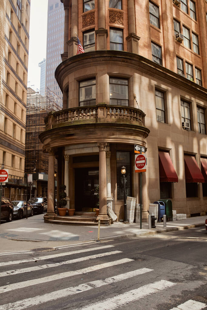 sarok épület kő korláttal erkéllyel New York belvárosában, vintage építészet - Fotó, kép